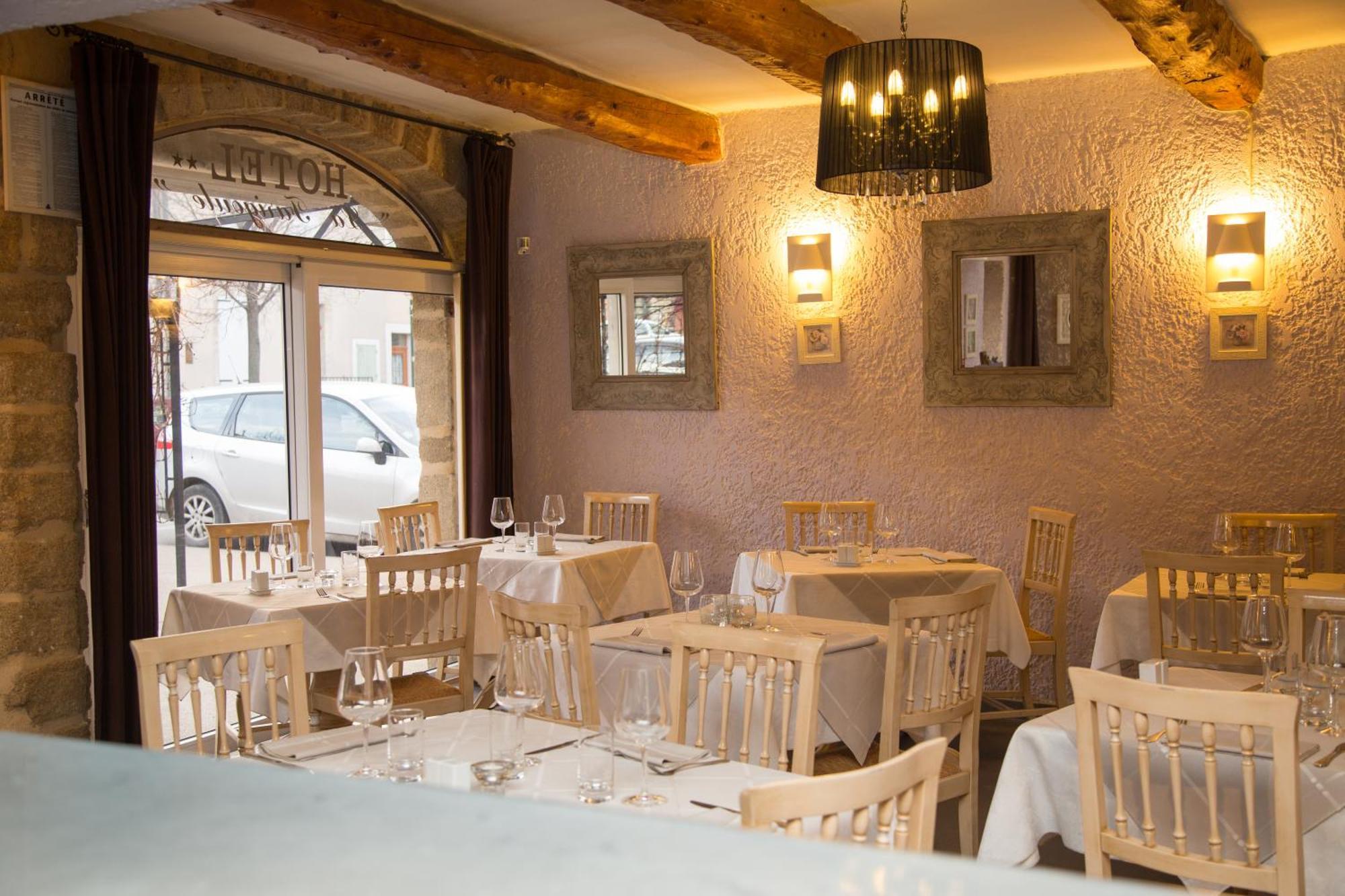 Logis Hotel Restaurant La Farigoule Sainte-Cecile-les-Vignes Екстер'єр фото