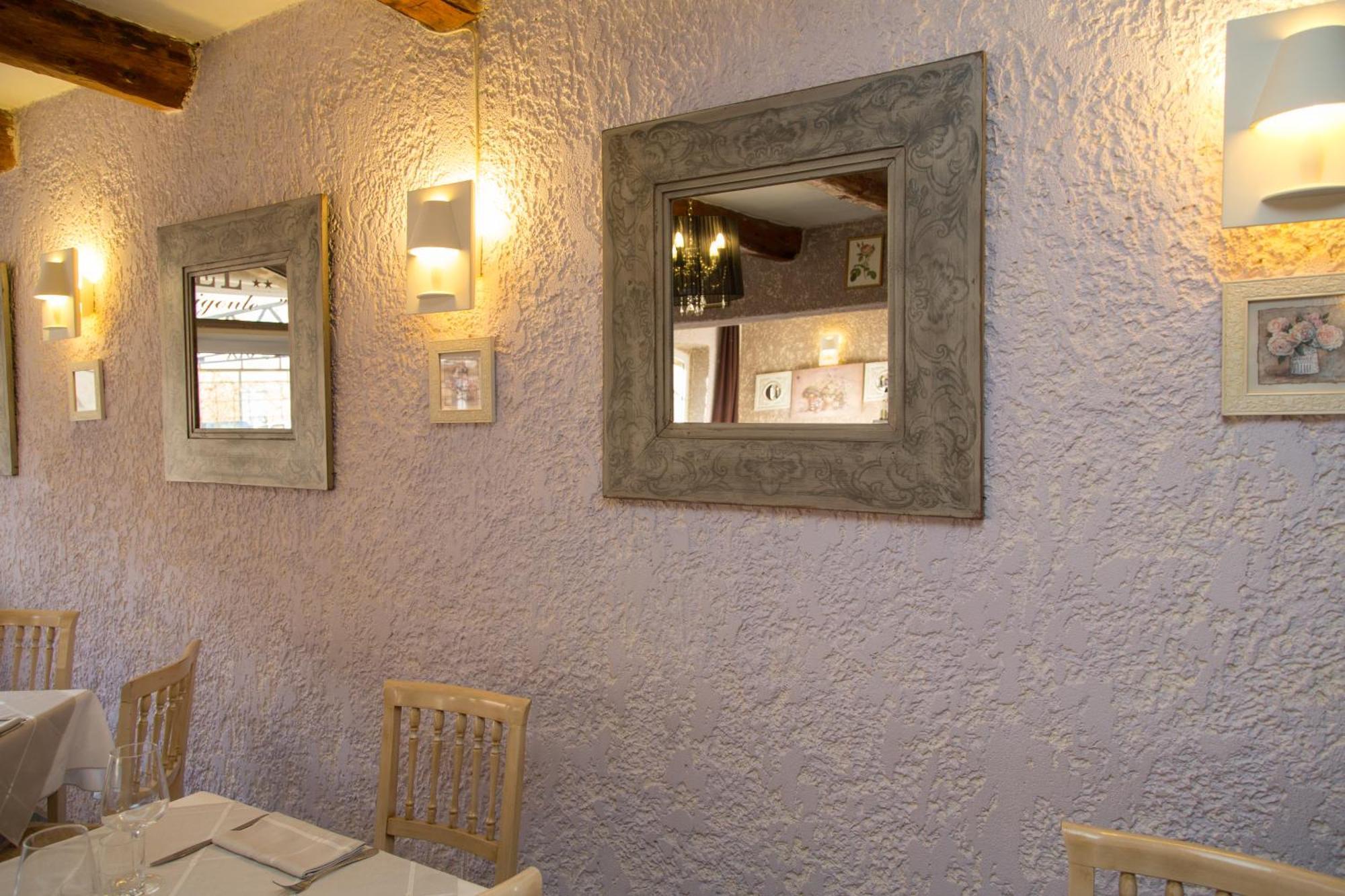 Logis Hotel Restaurant La Farigoule Sainte-Cecile-les-Vignes Екстер'єр фото